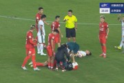 惊险！阿卜杜肉苏力、林良铭头碰头双双倒地，二人休整后回到比赛