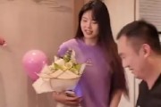 李月汝吃家乡烤冷面：无数个幸福的瞬间 构成了人生的意义