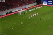 险些5-1！海港禁区内一片混乱李扬扫射破门，但边裁举旗示意越位